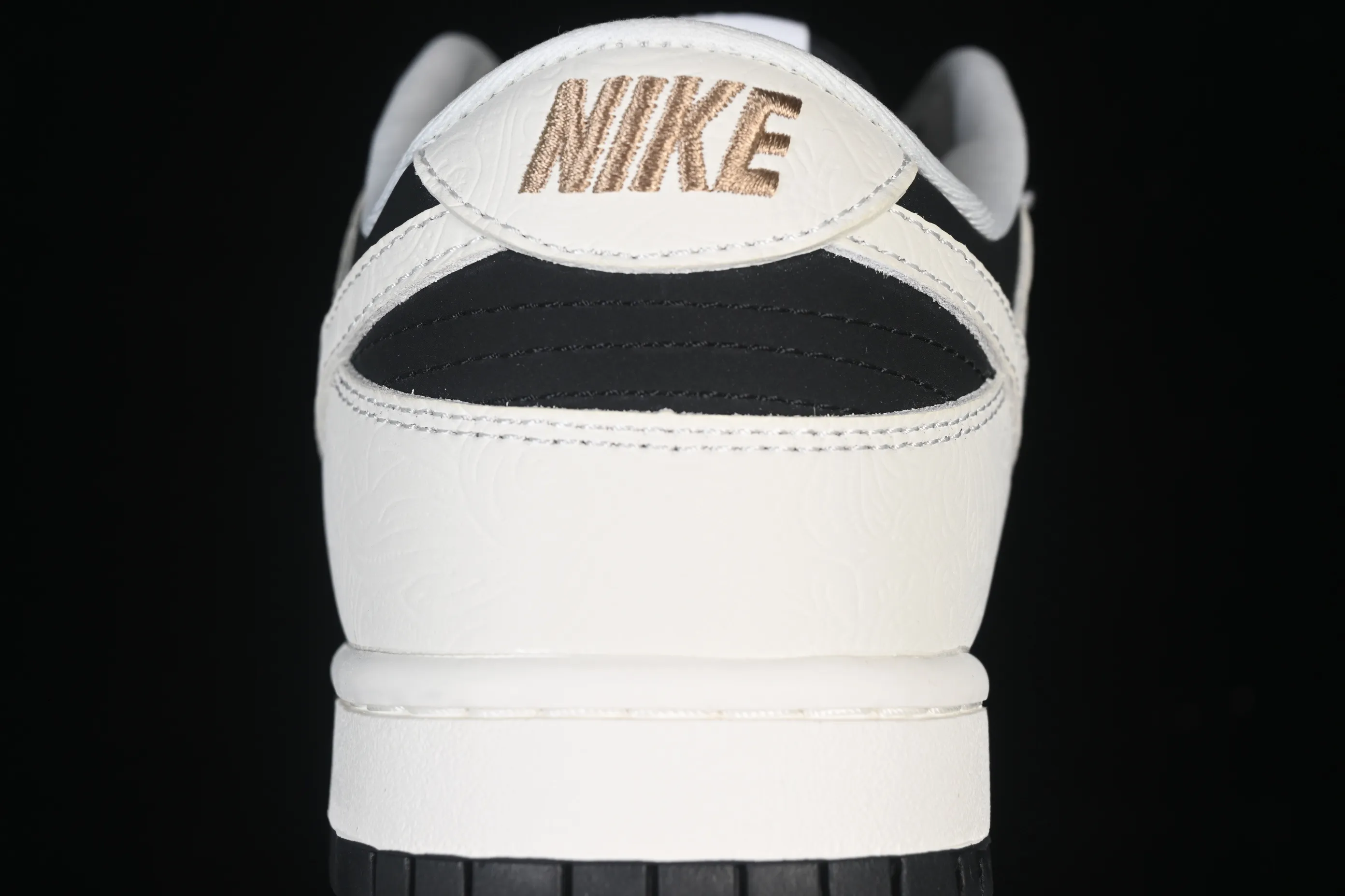 All categories Nk SB Dunk Series Nk SB Dunk Low High-end customized low-top sneakers Nike SB Dunk Low Year of the Horse limited low-top casual sneakers IF3944-001
